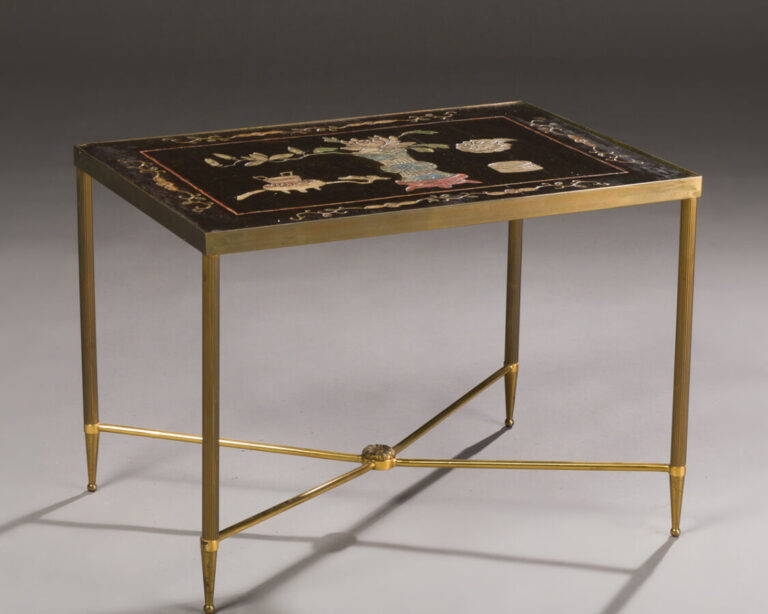 Table basse et table de chevet à plateaux en laque de Coromandel à décor de vas…