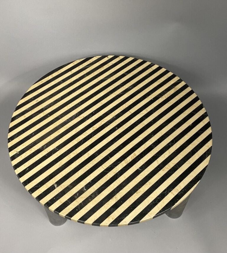 Table basse quadripode en acier chromé de forme ronde et dessus de marbre beige…