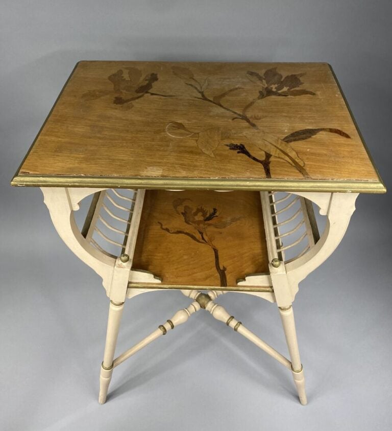 Table d'appoint en bois peint blanc à deux plateaux marquetés, piétement fuselé…