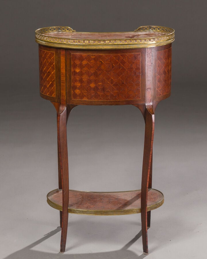 Table rognon en bois de placage marqueté à décor de losanges. Elle ouvre par de…