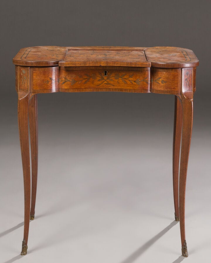 Table rognon formant coiffeuse en bois de placage de marqueterie à décor floral…