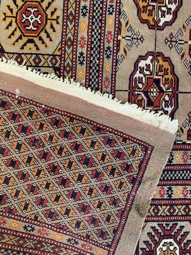 Tapis Boukhara à décor de colonnes de ghüls sur fond beige. La bordure est orné…