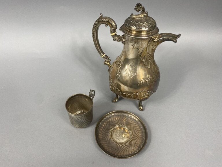Théière en argent (925) chiffré à décor de rocaille - H : 22 cm - (anse de refi…