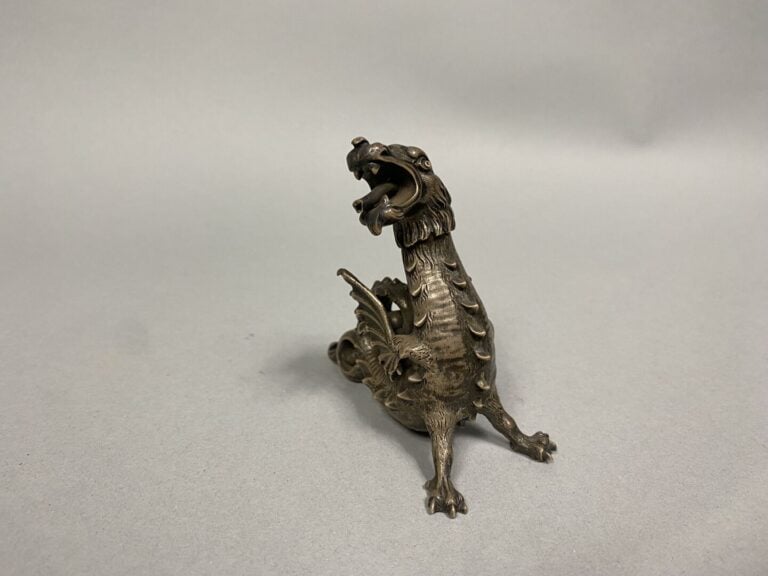 Théodore B. STARR, New York - Sujet en bronze argenté représentant un dragon ai…