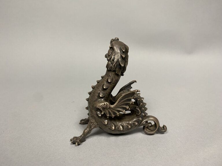 Théodore B. STARR, New York - Sujet en bronze argenté représentant un dragon ai…