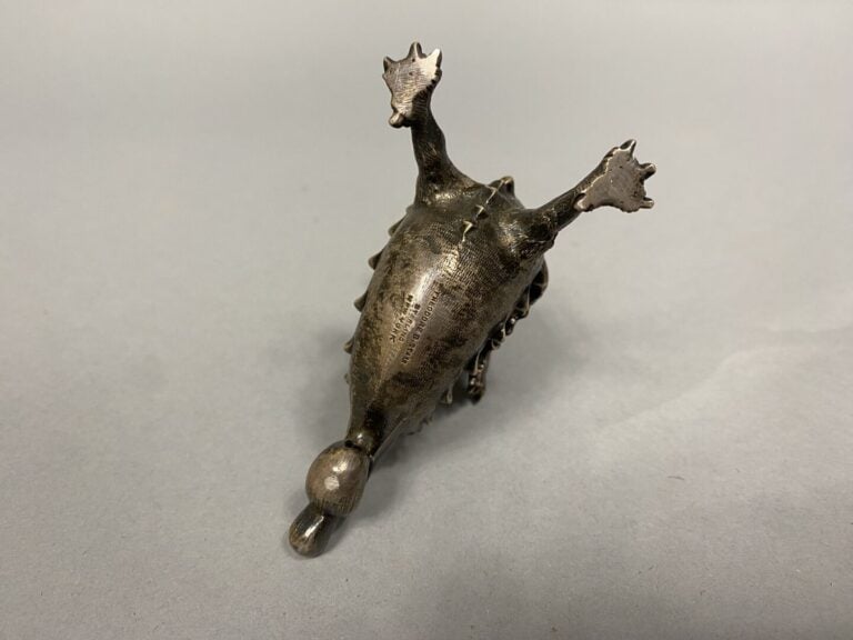 Théodore B. STARR, New York - Sujet en bronze argenté représentant un dragon ai…
