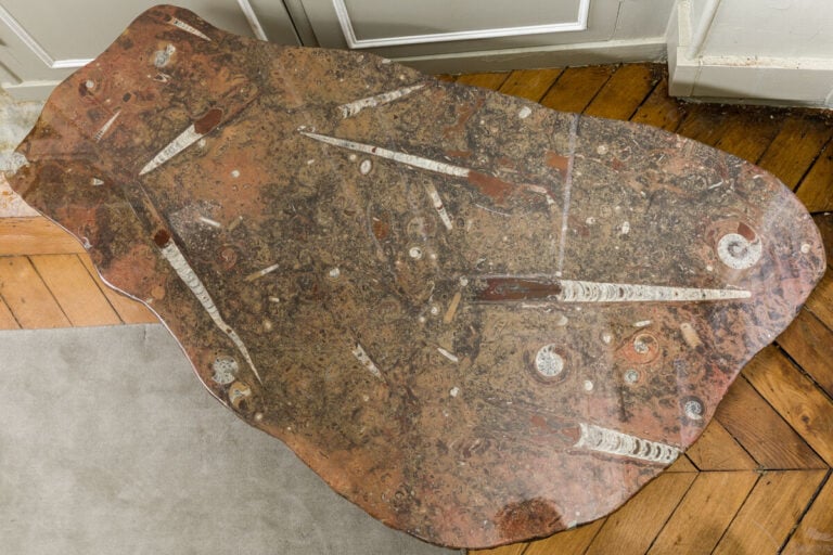 Travail XXème siècle. - Table basse en pierre à plateau de forme mouvementée à…