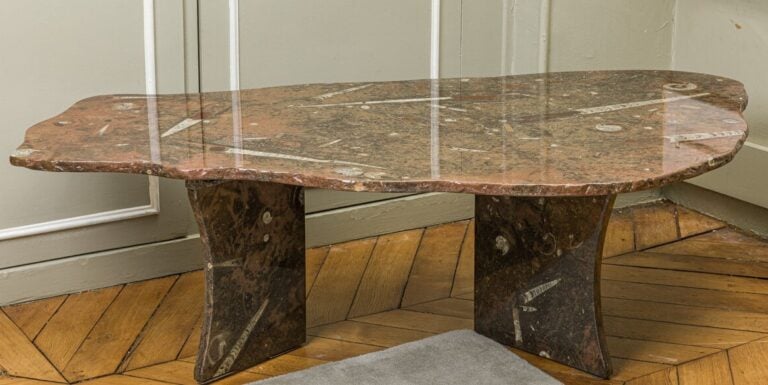 Travail XXème siècle. - Table basse en pierre à plateau de forme mouvementée à…