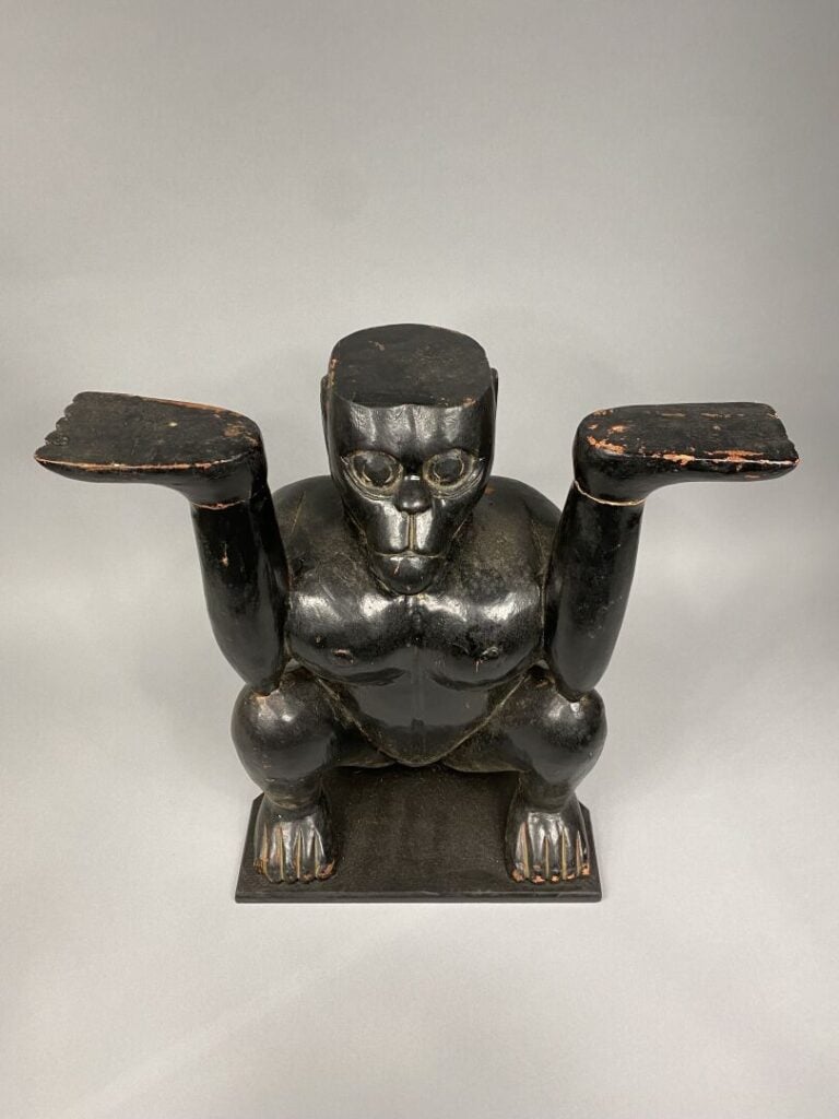 Un personnage assis en bois lourd, Dayak, Bornéo, Indonésie, patine laquée noir…