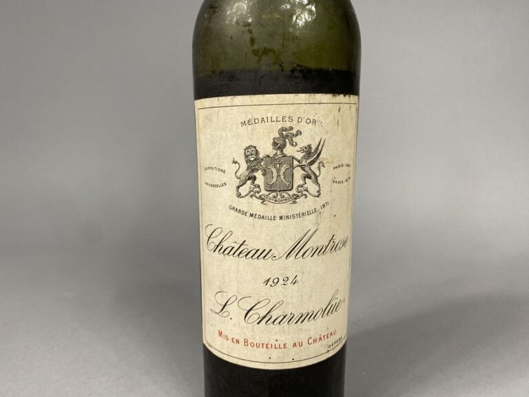 Une bouteille, Château MONTROSE, 1924 - (étiquette sale, capsule abîmée, niveau…