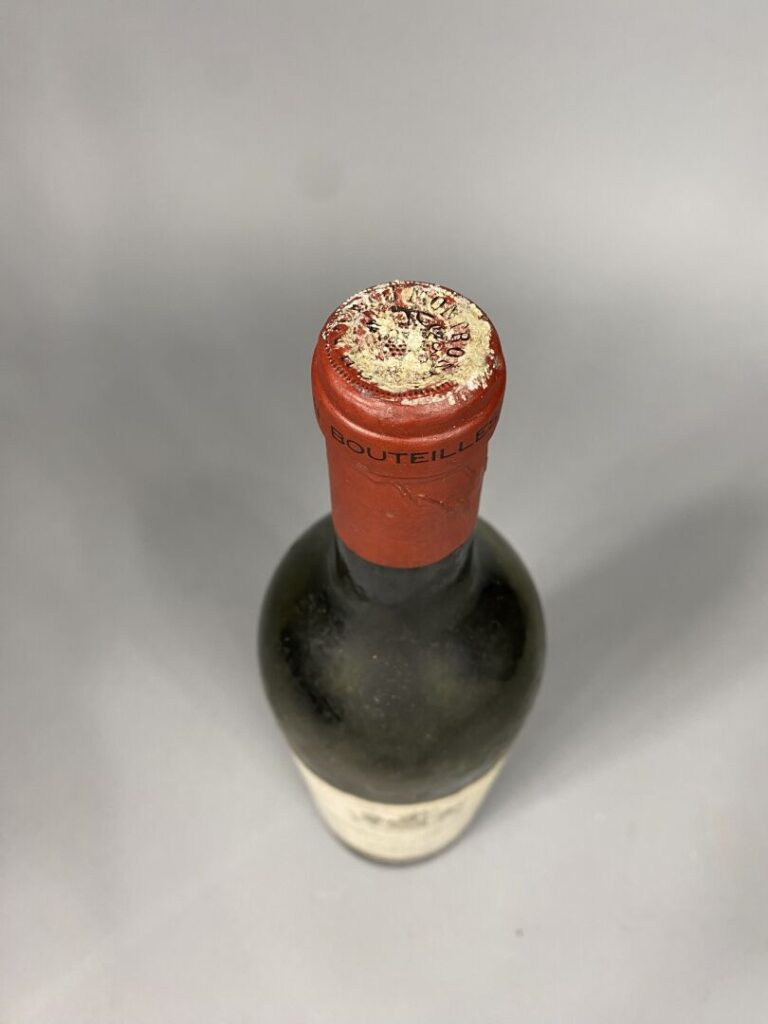 Une bouteille, Château MONTROSE, 1924 - (étiquette sale, capsule abîmée, niveau…