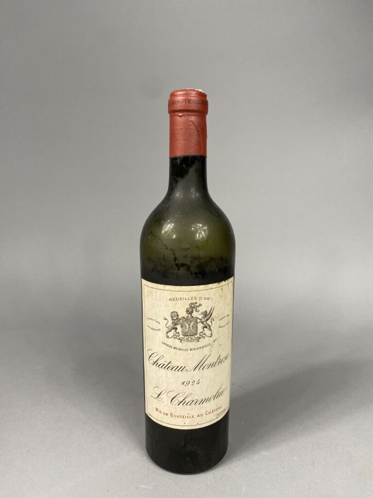 Une bouteille, Château MONTROSE, 1924 - (étiquette sale, capsule abîmée, niveau…