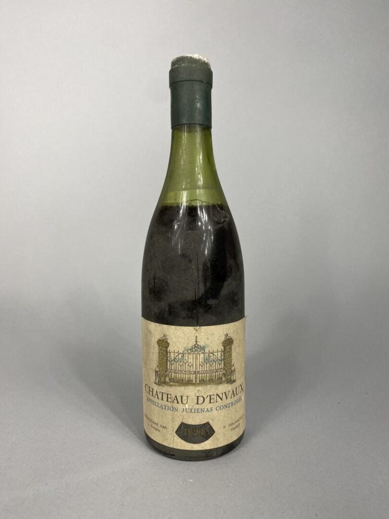 Une bouteille du Château d'Envaux - (capsule et étiquette abimées, niveau épaul…