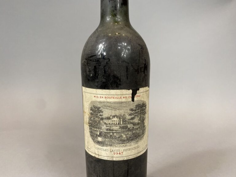 Une bouteillle, Château LAFITE-ROTHSCHILD, 1947 - (étiquette abîmée, niveau bas…