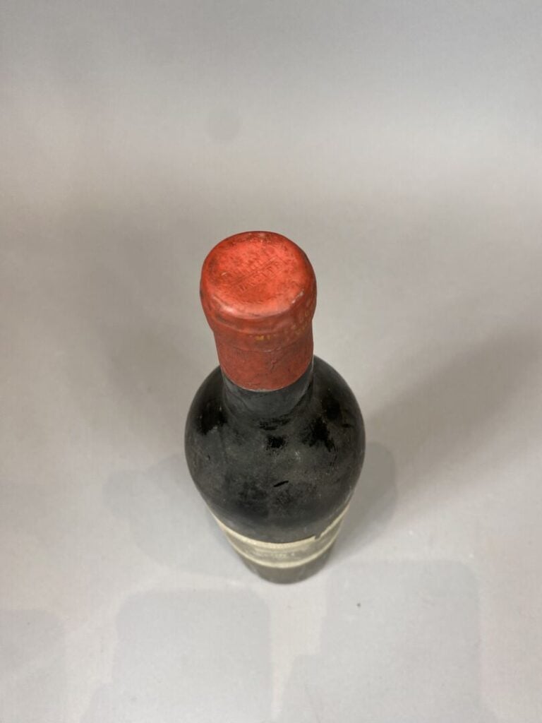 Une bouteillle, Château LAFITE-ROTHSCHILD, 1947 - (étiquette abîmée, niveau bas…