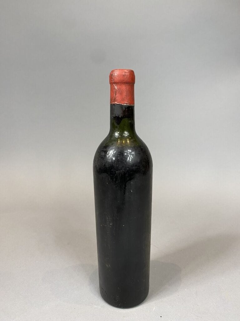 Une bouteillle, Château LAFITE-ROTHSCHILD, 1947 - (étiquette abîmée, niveau bas…
