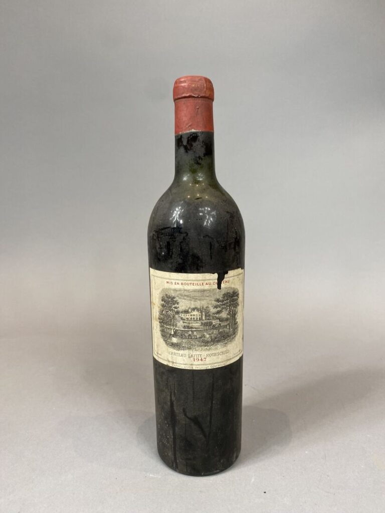 Une bouteillle, Château LAFITE-ROTHSCHILD, 1947 - (étiquette abîmée, niveau bas…