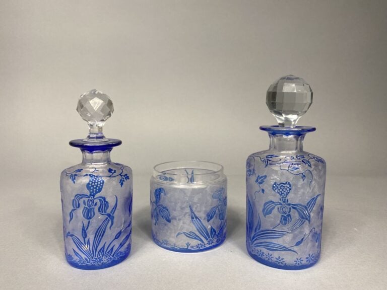 VAL SAINT LAMBERT - Nécessaire de toilette en verre overlay bleu à décor d'iris…