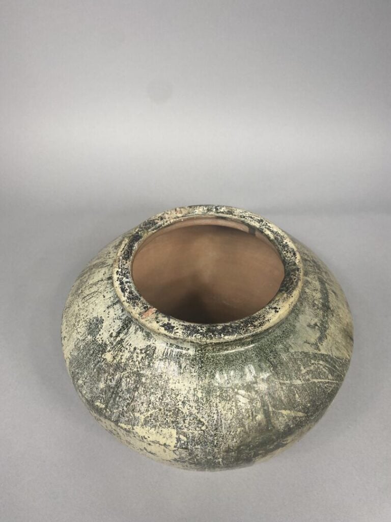 Vase à panse ovoïde et col ourlé en terre cuite à glaçure émaillée dans les ton…
