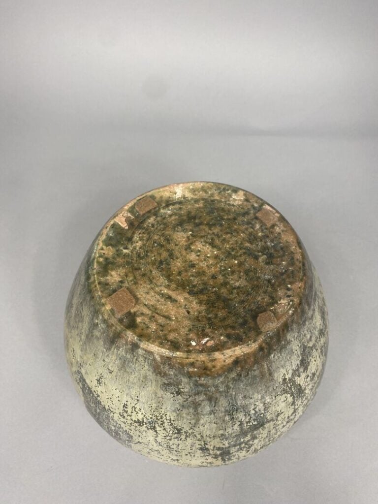 Vase à panse ovoïde et col ourlé en terre cuite à glaçure émaillée dans les ton…