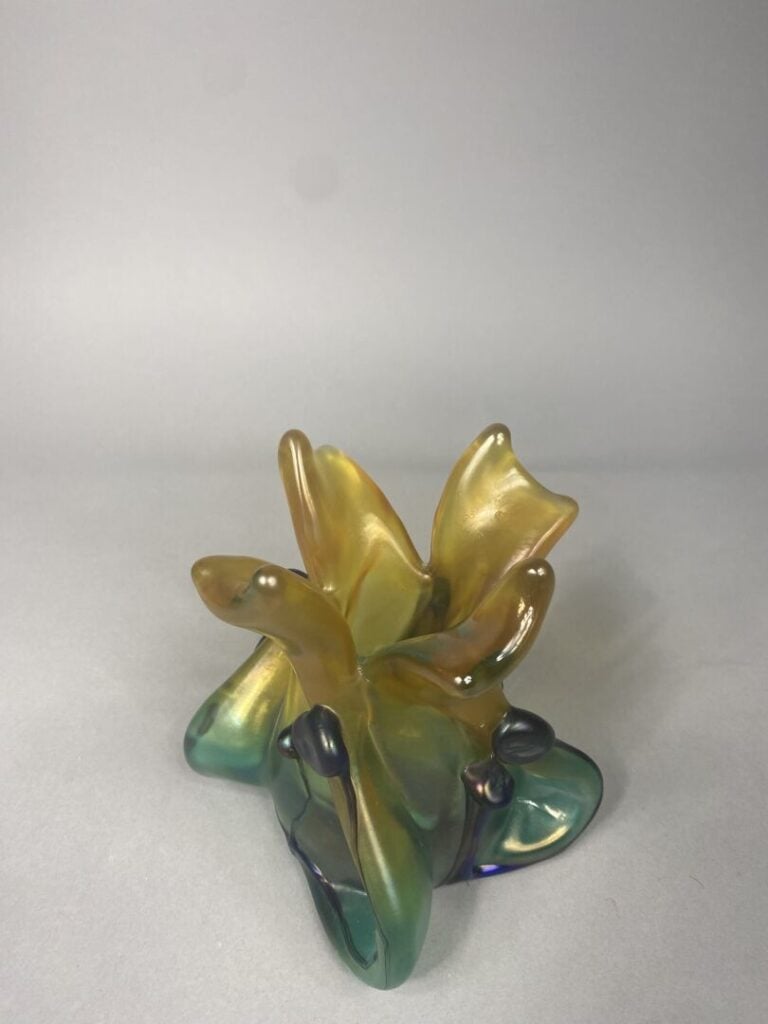 Vase en verre soufflé dans les tons irisés vert, jaune et violet - Porte une si…
