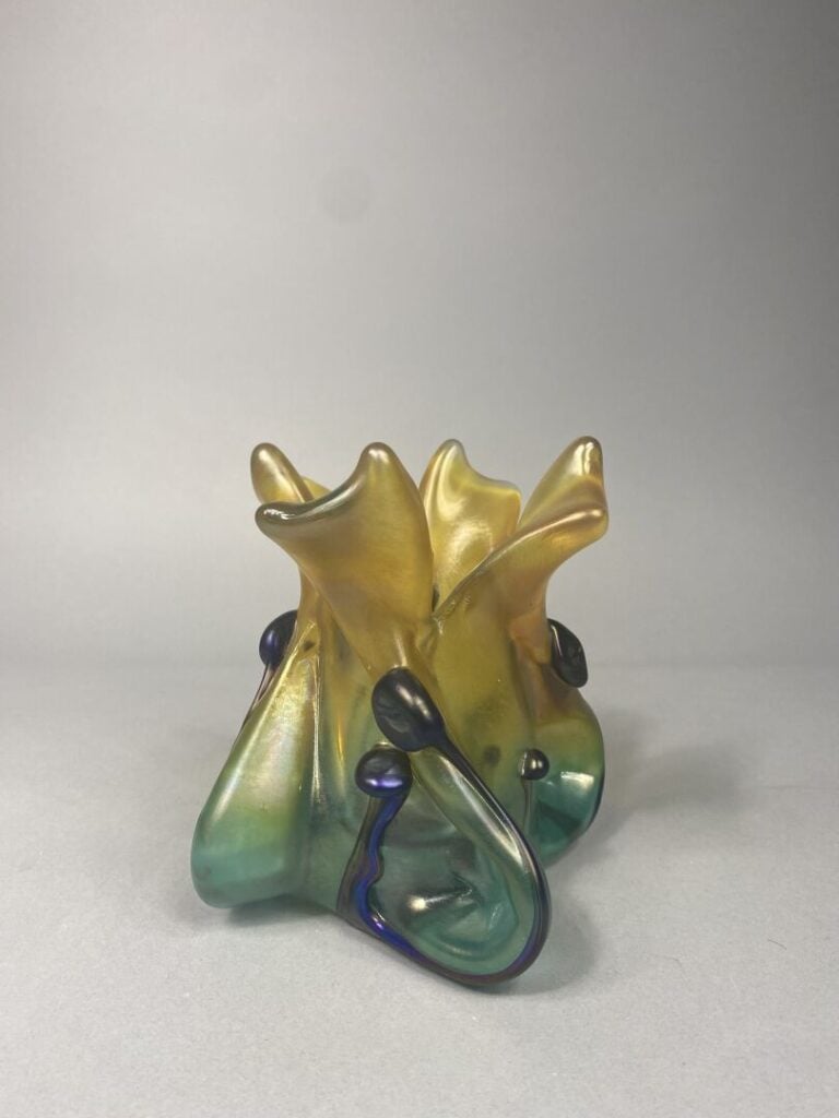 Vase en verre soufflé dans les tons irisés vert, jaune et violet - Porte une si…