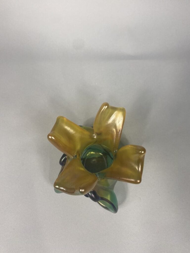 Vase en verre soufflé dans les tons irisés vert, jaune et violet - Porte une si…