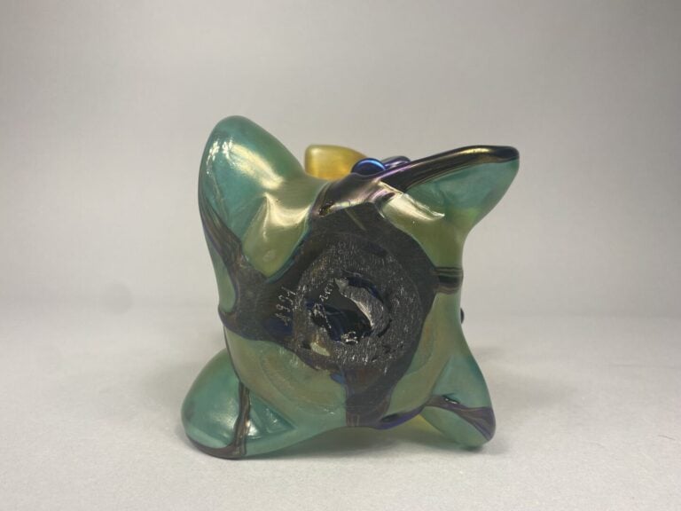 Vase en verre soufflé dans les tons irisés vert, jaune et violet - Porte une si…