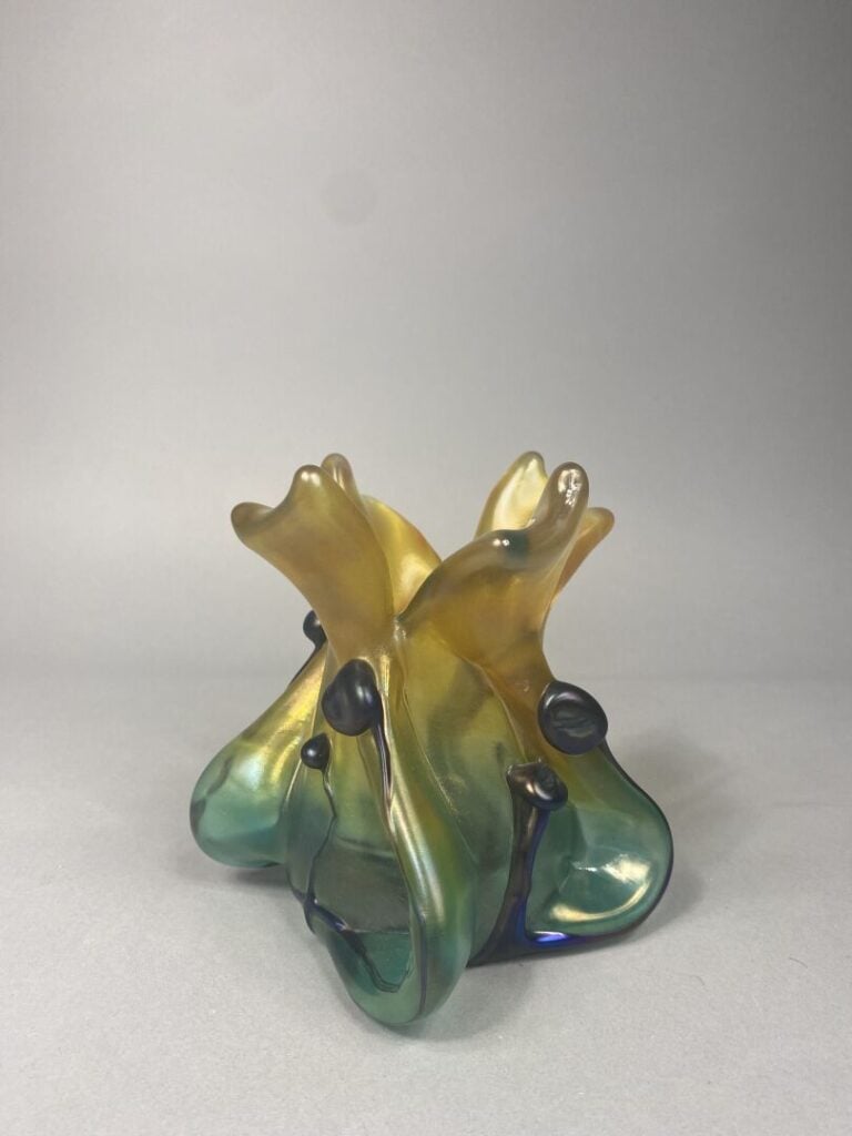 Vase en verre soufflé dans les tons irisés vert, jaune et violet - Porte une si…