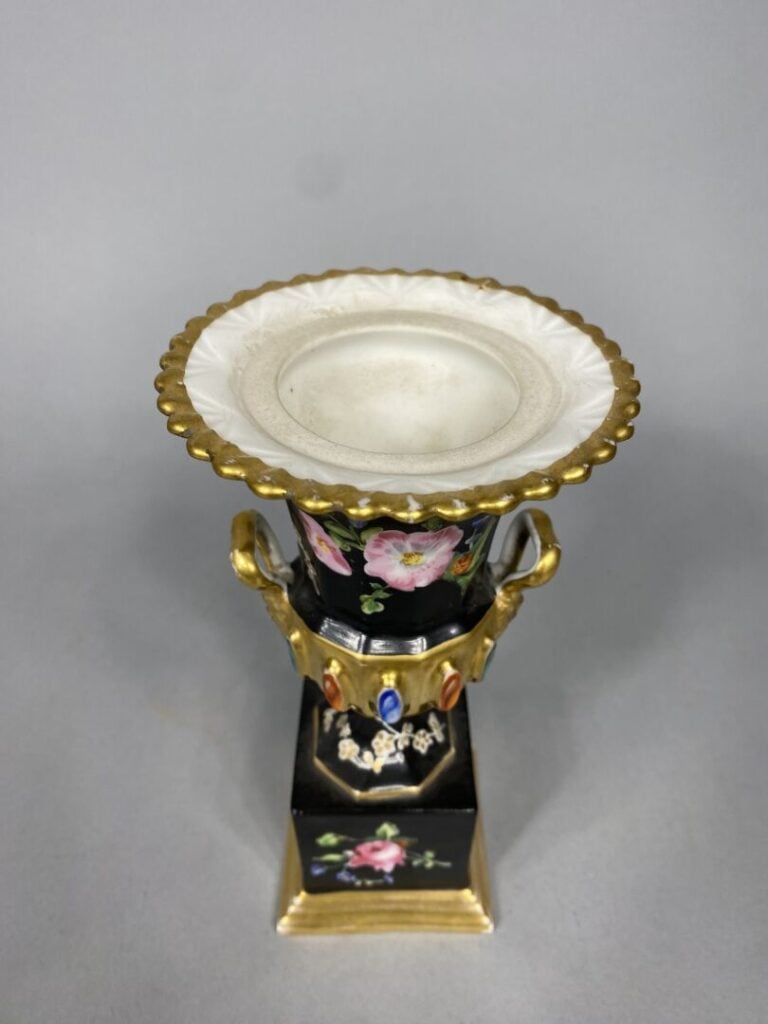 Vase Médicis en porcelaine polychrome et dorée à décor de motifs floraux sur fo…