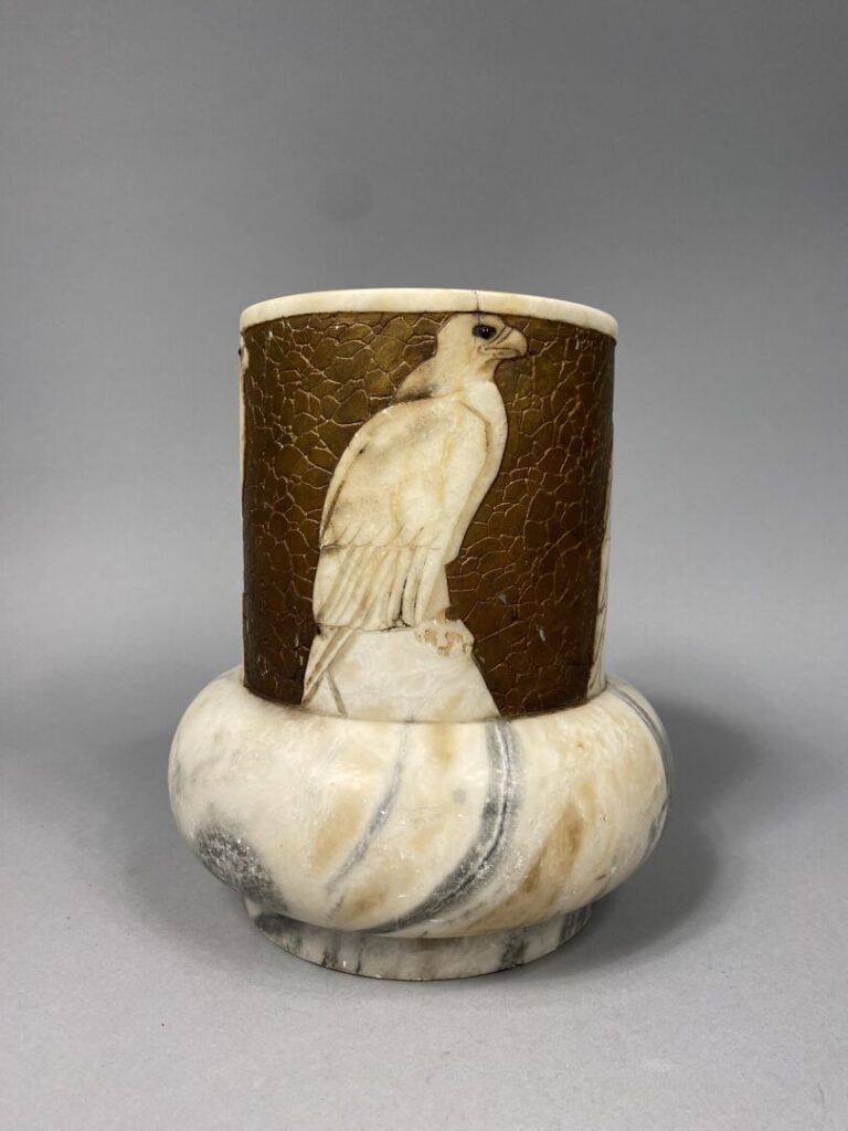Vase tubulaire en albâtre à décor de d'aigles perchés en léger relief - H : 21…