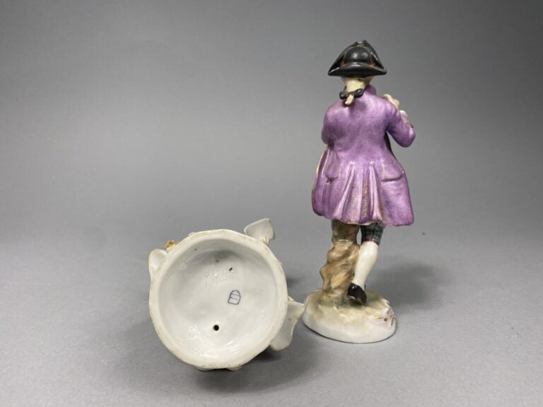 VIENNE - Deux sujets en porcelaine polychrome figurant un couple de musiciens -…