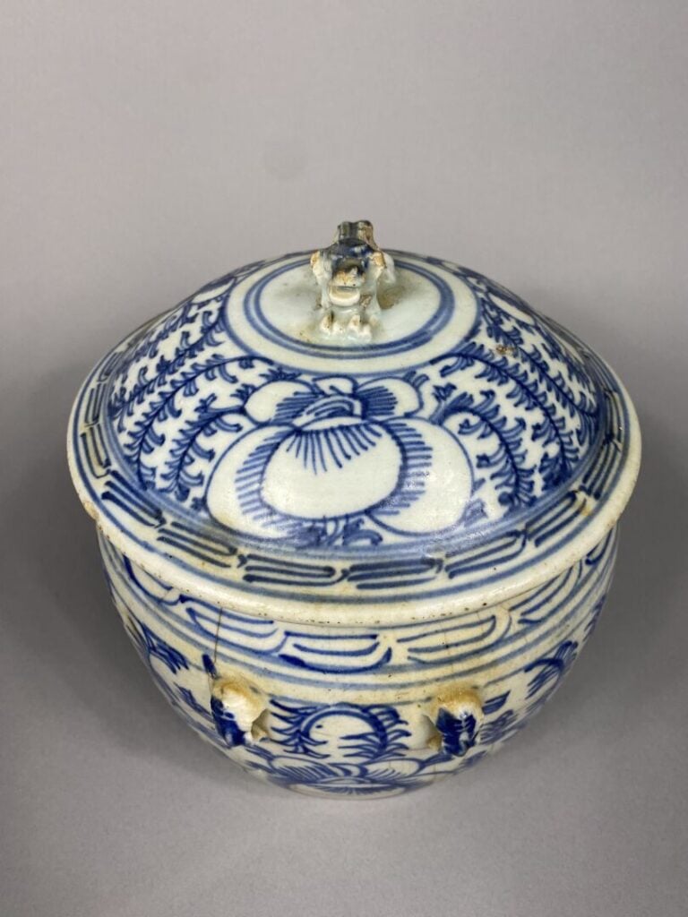 Vietnam - Pot couvert en céramique émaillée bleu blanc à décor de fleurs et feu…
