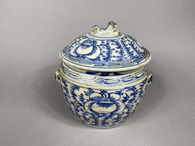 Vietnam - Pot couvert en céramique émaillée bleu blanc à décor de fleurs et feu…