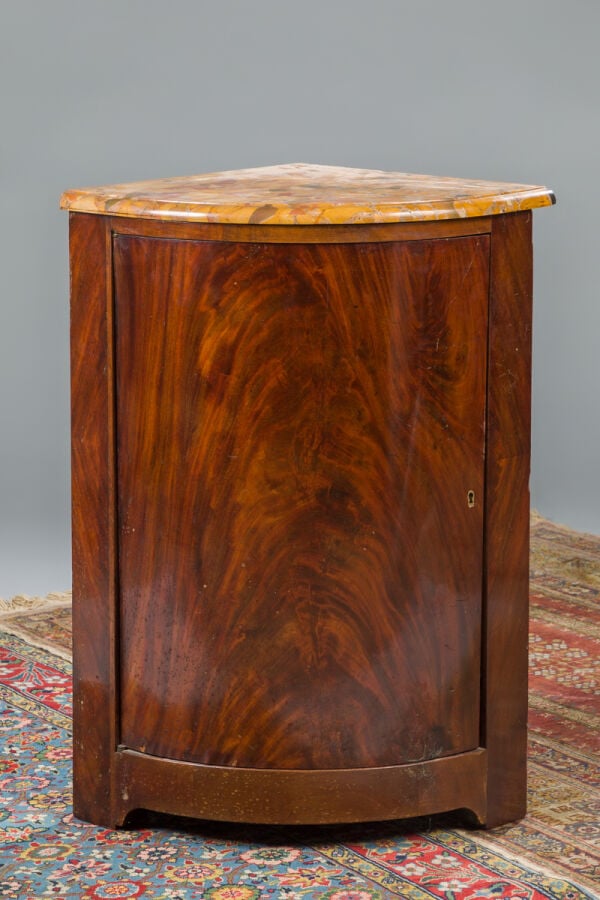 Vitrine en bois naturel basse à deux vantaux surmontée d'un marbre - blanc. - X…