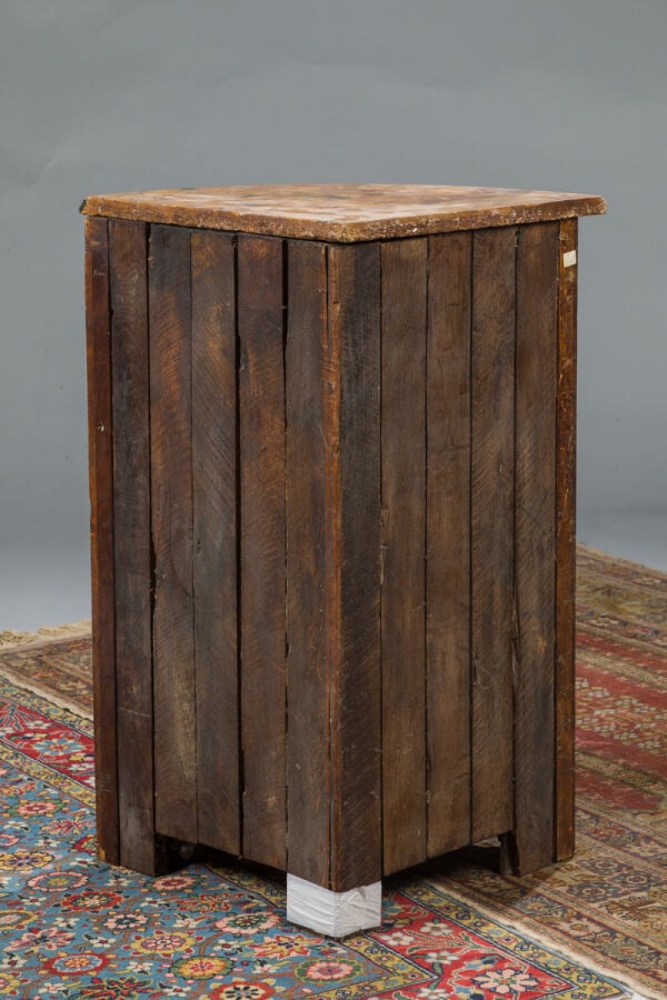 Vitrine en bois naturel basse à deux vantaux surmontée d'un marbre - blanc. - X…
