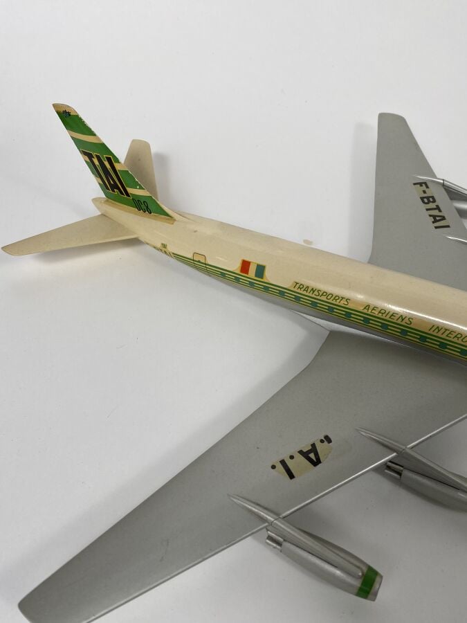 4 modèles : - -Douglas DC8 -32 UAT Aéromaritime F-BTAI au 1/100ème en plastique…