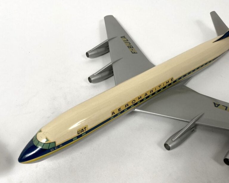 4 modèles : - -Douglas DC8 -32 UAT Aéromaritime F-BTAI au 1/100ème en plastique…