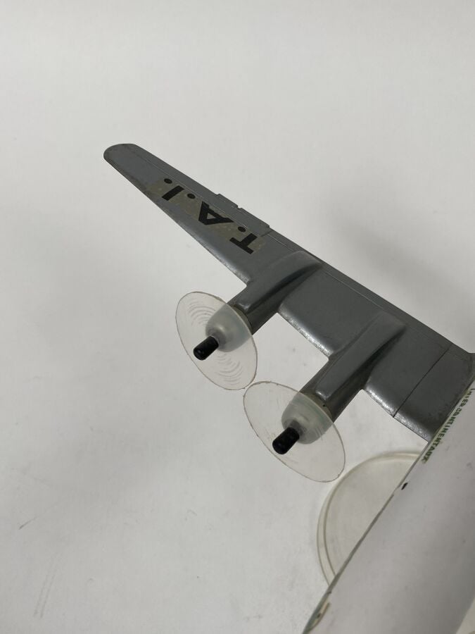 4 modèles : - -Douglas DC8 -32 UAT Aéromaritime F-BTAI au 1/100ème en plastique…