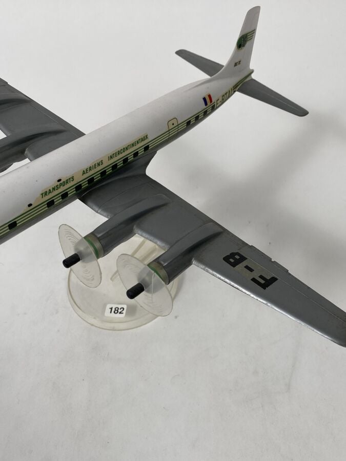 4 modèles : - -Douglas DC8 -32 UAT Aéromaritime F-BTAI au 1/100ème en plastique…