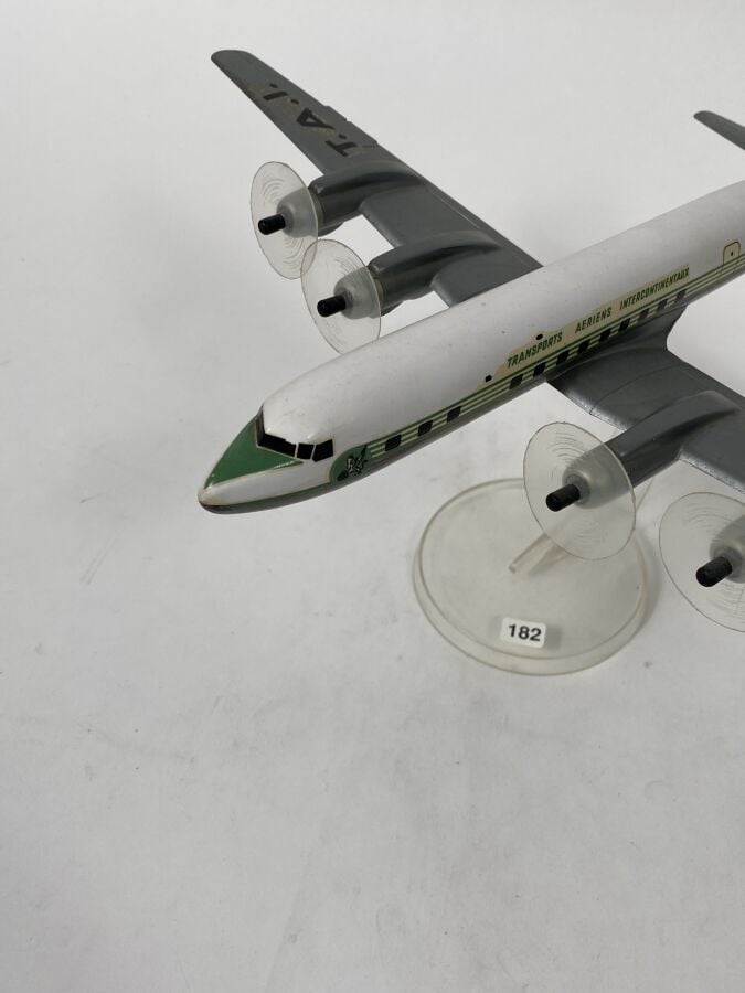 4 modèles : - -Douglas DC8 -32 UAT Aéromaritime F-BTAI au 1/100ème en plastique…