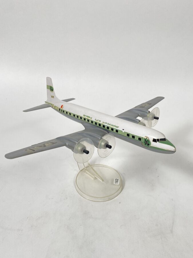 4 modèles : - -Douglas DC8 -32 UAT Aéromaritime F-BTAI au 1/100ème en plastique…