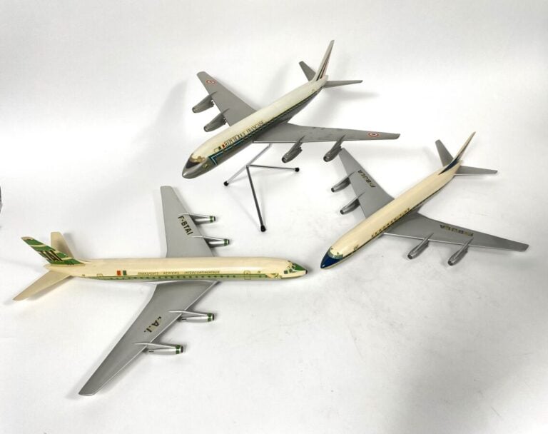 4 modèles : - -Douglas DC8 -32 UAT Aéromaritime F-BTAI au 1/100ème en plastique…