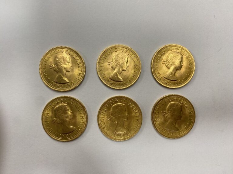 Angleterre - Elisabeth II (1952-2022) - Lot de six Souverains - A : Buste nu à…