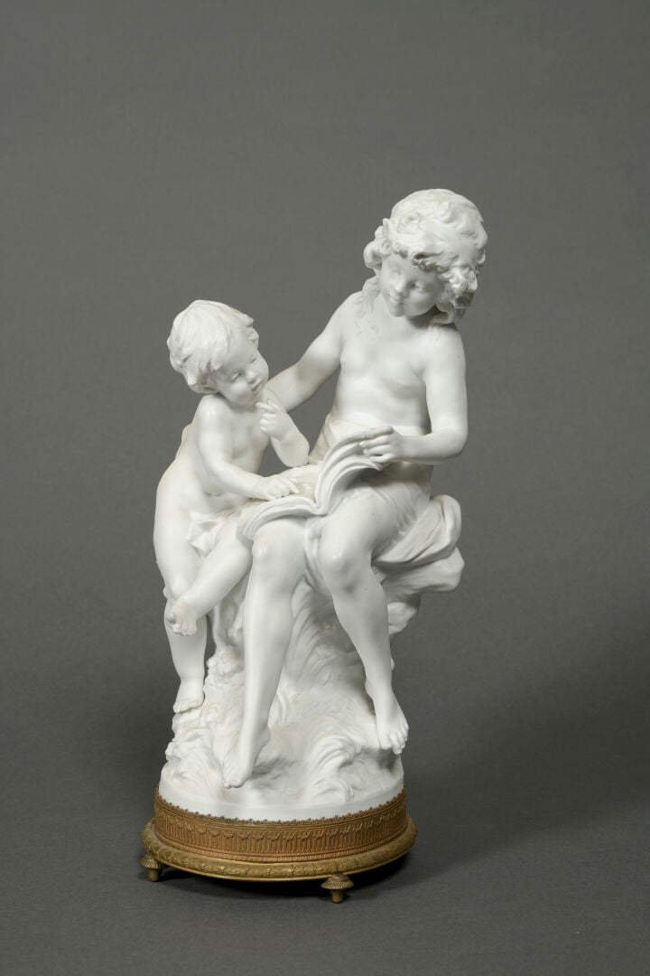 Auguste MOREAU (1834-1917), d'après - La Lecture - Groupe sculpté en biscuit, m…