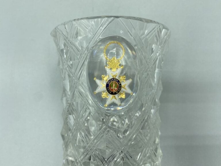 Baccarat - Gobelet à bord évasé en cristal taillé à pointes de diamant et filet…