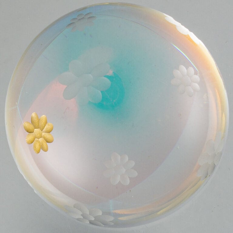 Baccarat. Presse-papiers à fond irisé gravé d'un semis de dix fleurettes. Signa…