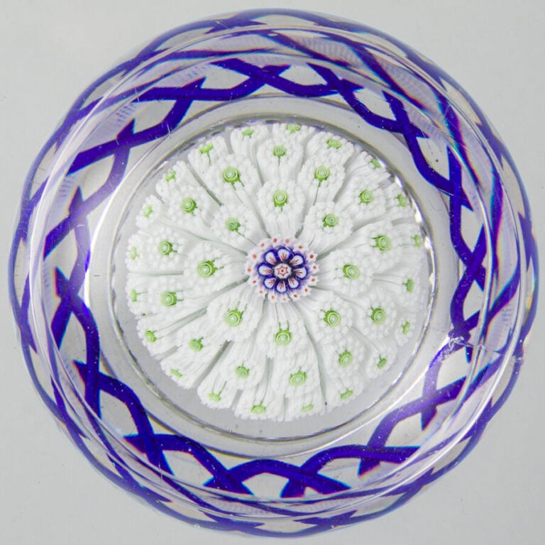 Baccarat. Presse-papiers à motif de bouquet de mariée composé d'un champignon d…
