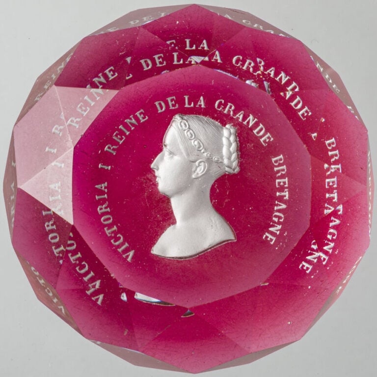 Baccarat. Presse-papiers à talon en cristal rose orné d'un cristallo-cérame rep…
