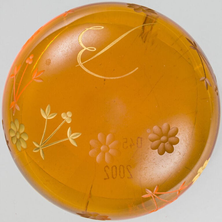 Baccarat. Presse-papiers en cristal orange gravé d'un semis de fleurettes et de…